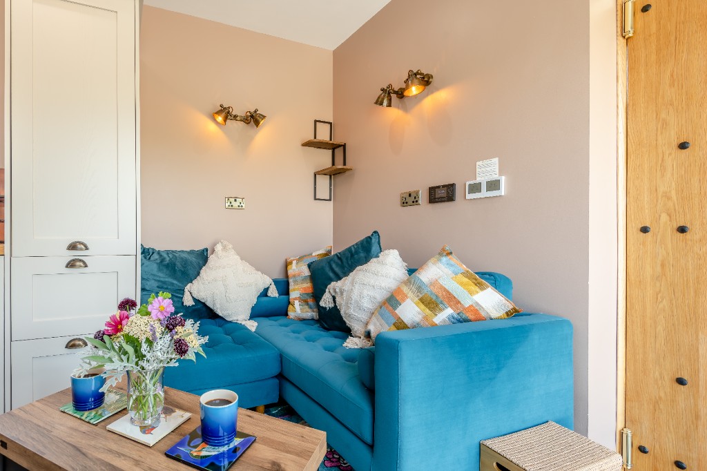 Teal velvet sofa and coffee table in the Maroc lodge living area